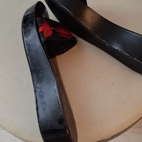 Amazing Giorgio ARMANI Signed Black and Red Women's SANDALS With Red Embroidery - Picture 5 of 5